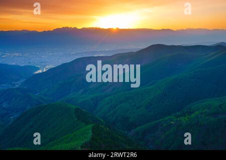 La città di Matsumoto, la catena montuosa Hotaka e le Alpi settentrionali viste da Ohgahana al tramonto Foto Stock