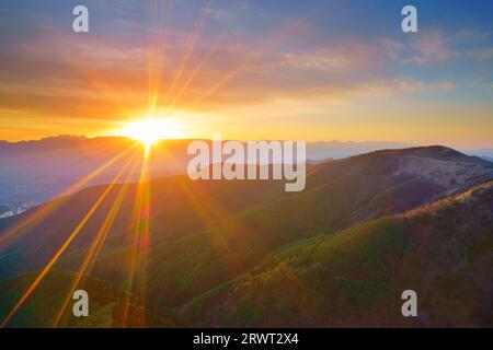 La città di Matsumoto, la catena montuosa Hotaka e le Alpi settentrionali viste da Ohgahana al tramonto Foto Stock