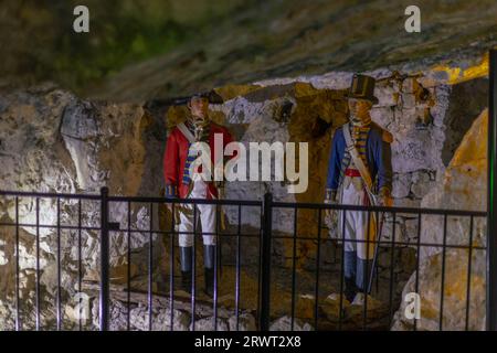 I manichini e l'equipaggiamento militare nella fortezza della cima della Rocca di Gibilterra, i grandi tunnel d'assedio, il patrimonio militare. Roccia di Gibilterra Foto Stock