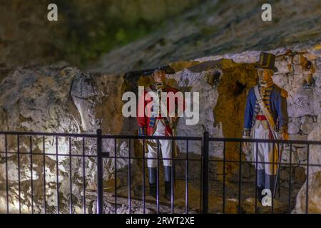 I manichini e l'equipaggiamento militare nella fortezza della cima della Rocca di Gibilterra, i grandi tunnel d'assedio, il patrimonio militare. Roccia di Gibilterra Foto Stock