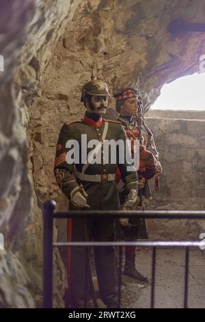 I manichini e l'equipaggiamento militare nella fortezza della cima della Rocca di Gibilterra, i grandi tunnel d'assedio, il patrimonio militare. Roccia di Gibilterra Foto Stock