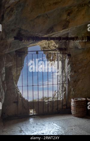 I manichini e l'equipaggiamento militare nella fortezza della cima della Rocca di Gibilterra, i grandi tunnel d'assedio, il patrimonio militare. Roccia di Gibilterra Foto Stock