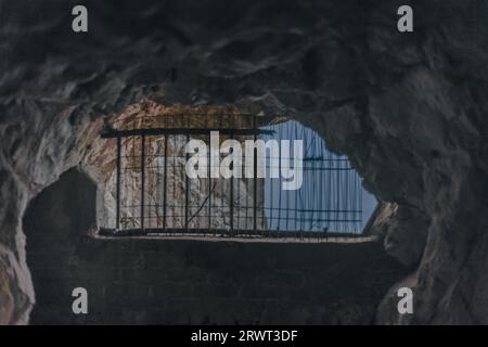 I manichini e l'equipaggiamento militare nella fortezza della cima della Rocca di Gibilterra, i grandi tunnel d'assedio, il patrimonio militare. Roccia di Gibilterra Foto Stock