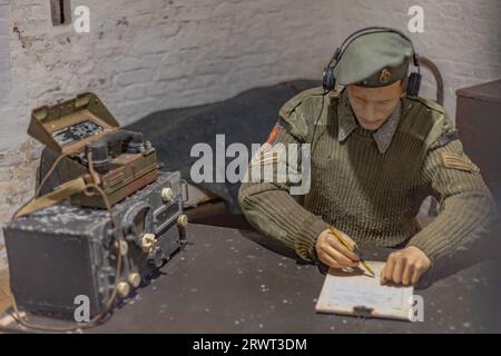 I manichini e l'equipaggiamento militare nella fortezza della cima della Rocca di Gibilterra, i grandi tunnel d'assedio, il patrimonio militare. Roccia di Gibilterra Foto Stock