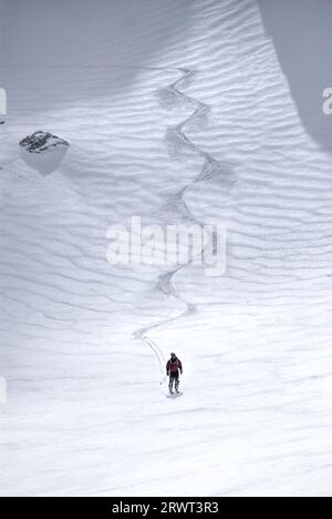 Vista incredibile di uno sciatore ai piedi di una pista da sci Foto Stock