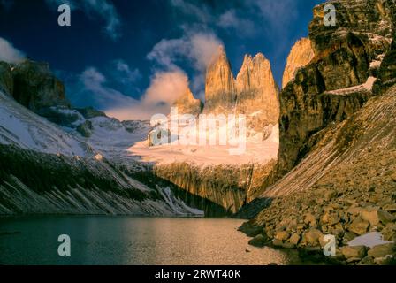 New Scenic 5 posti la mattina presto vista di Torres del Paine in sud americana Andes Foto Stock