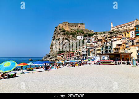 La città di Scilla Calabria Italia. Tempo libero sulla spiaggia di Marina grande in estate e sul Castello di Ruffo Foto Stock