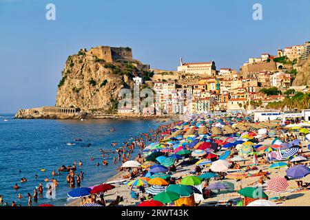 La città di Scilla Calabria Italia. Tempo libero sulla spiaggia di Marina grande in estate e sul Castello di Ruffo Foto Stock