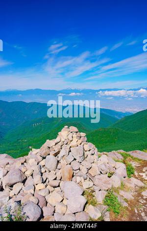 Cairn, Mt. Norikura, Mt. Ontake e Matsumoto City on the Alps View Course Foto Stock