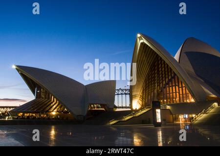 Sydney, Australia, 19 agosto, Un primo piano dei gradini e delle vele della Sydney Opera House al crepuscolo del 19 agosto 2008 Foto Stock