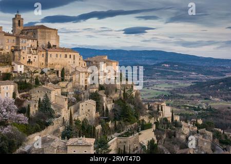 Tramonto su una giornata invernale e in Gordes, Provenza, Francia Foto Stock