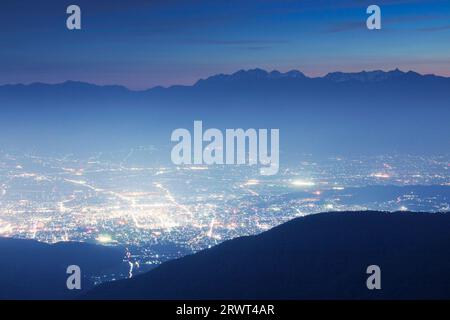 La catena montuosa Hotaka vista da Ohgahana e la vista notturna della città di Matsumoto Foto Stock