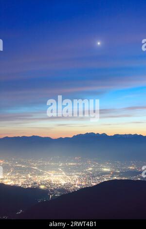 La catena montuosa Hotaka, la città di Matsumoto e la stella serale di Ohgahana Foto Stock