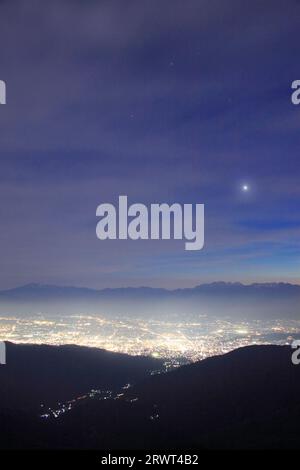 La catena montuosa Hotaka, Norikura-dake (Monte Norikura), la vista notturna della città di Matsumoto e la Stella serale da Ohgahana Foto Stock