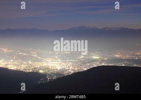 La catena montuosa Hotaka vista da Ohgahana e la vista notturna della città di Matsumoto Foto Stock