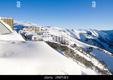 Il villaggio di Mt Hotham dopo la neve fresca in una chiara giornata invernale Foto Stock