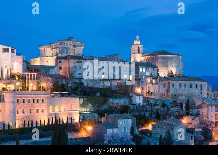 Il sole scende al crepuscolo in una giornata invernale a Gordes, Provenza, Francia Foto Stock