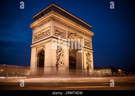 Il traffico nelle ore di punta gira intorno all'Arc de Triomphe a Parigi, in Francia Foto Stock