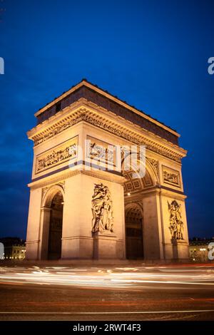 Il traffico nelle ore di punta gira intorno all'Arc de Triomphe a Parigi, in Francia Foto Stock