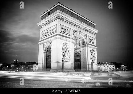 Il traffico nelle ore di punta gira intorno all'Arc de Triomphe a Parigi, in Francia Foto Stock