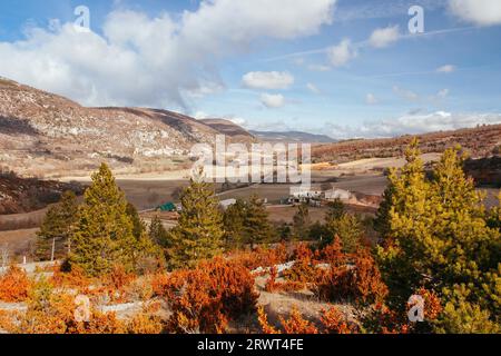 Paesaggio invernale provinciale vicino a Gordes in Provenza, Francia Foto Stock