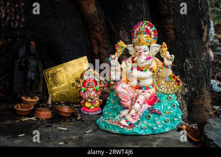 Scultura del Signore Ganesha sotto un albero, usata per il culto. Uttarakhand, India. Divinità indù Foto Stock