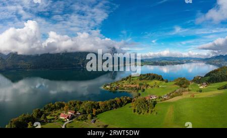 Drone shot, drammatica atmosfera nuvolosa a Mondsee vicino Pichlauhof, Salzkammergut, alta Austria, Austria, Europa Foto Stock