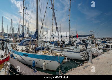 Vista ravvicinata dell'Ocean Village Marina con molti yacht e barche turistiche ormeggiate sul lungomare di Gibilterra. Una bella giornata d'estate. Foto Stock