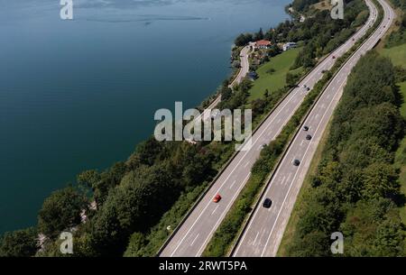 Immagine del drone, Westautobahn (A1) vicino a Mondsee, Salzkammergut, Austria superiore, Austria, Europa Foto Stock