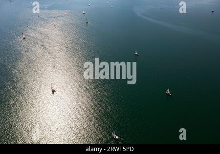 Colpo di drone, barche a vela retroilluminate a Mondsee, Salzkammergut, alta Austria, Austria, Europa Foto Stock