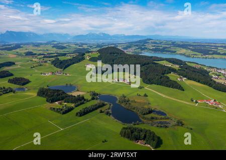Foto con drone, vista panoramica del lago Mattsee (a sinistra) Großegelsee e Mitteregelsee, brughiera, Seenland di Salisburgo, Flachgau, Land Salzburg, Austria, Euro Foto Stock