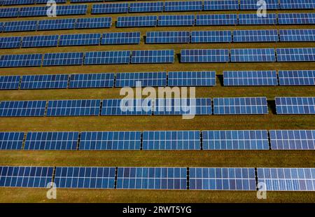 Scatto di un drone, parco fotovoltaico a Berndorf vicino a Salisburgo, Salisburgo Seenland, Flachgau, Land Salzburg, Austria, Europa Foto Stock