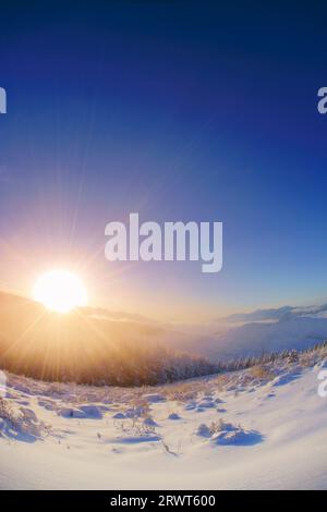 Catena montuosa di Yatsugatake, Mt. Fuji, nebbia mattutina, foresta di larici con nebbia e ghiaccio, mare di nuvole e alba Foto Stock