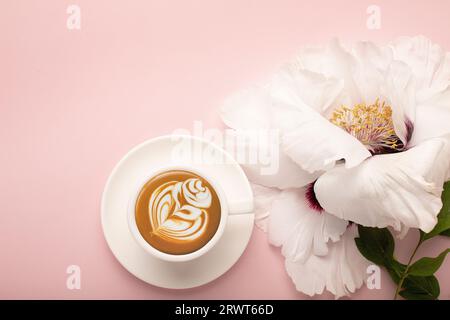 Tazza di caffè mattutina e splendidi fiori di rose su sfondo chiaro, vista dall'alto. Colazione accogliente. Stile piatto. Foto di alta qualità Foto Stock