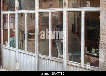 Città vecchia, Antakya, Hatay, Turchia - 11 luglio 2016: Bambini che giocano per le strade del centro storico di Antakya Foto Stock