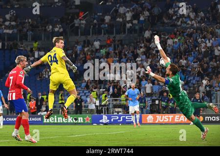 Ivan Provedel portiere della SS Lazio segna al 95° minuto il gol di 1 - 1 durante la partita di UEFA Champions League tra SS Lazio e Atletico Foto Stock