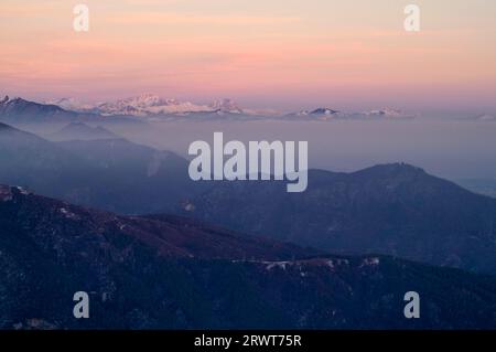 Vista da campo dei Fiori verso le Alpi Orientali durante il tempo di inversione, Varese, Lombardia, Italia Foto Stock