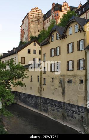 Il castello barocco, Weilburg e alcune case sul Lahn Foto Stock