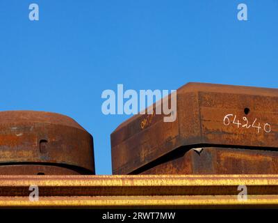 Due stampi arrugginiti su un telaio in acciaio, cielo blu sullo sfondo Foto Stock