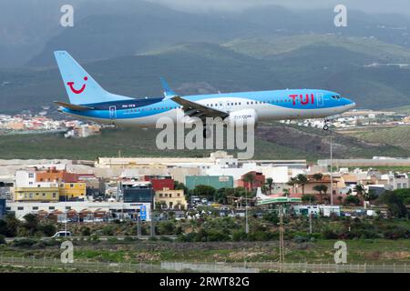 Gando, Gran Canaria, aeropuerto. Avión de Línea Boeing 737 de la aerolínea TUI aterrizando Foto Stock