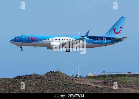 Avión de Línea Boeing 737 MAX de TUI aterrizando Foto Stock