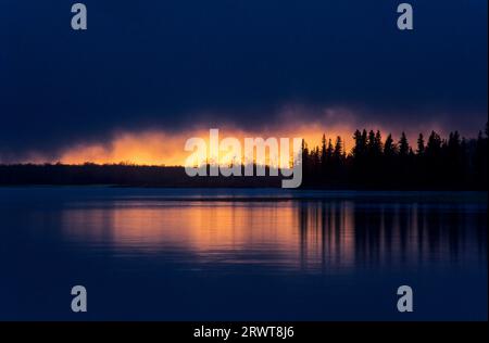 Atmosfera serale presso il lago Astotin, Elk Island National Park, Canada Foto Stock