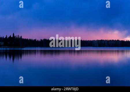 Atmosfera serale presso il lago Astotin, Elk Island National Park, Canada Foto Stock