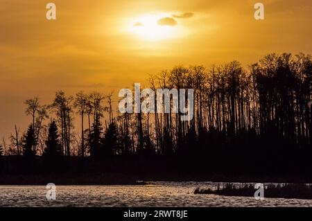 Tramonto sul lago Astotin, parco nazionale di Elk Island, Canada Foto Stock