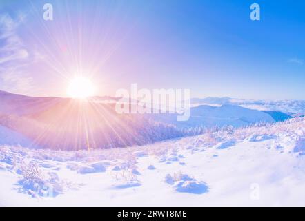 Foto ariosa della catena montuosa di Yatsugatake, il monte Fuji, nebbia mattutina, mare di nuvole e sole mattutino Foto Stock