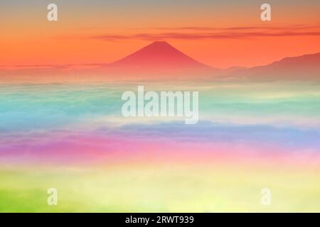 Foto ariosa del Monte Fuji e mare di nuvole visto dall'altopiano di Takabotchi all'alba Foto Stock