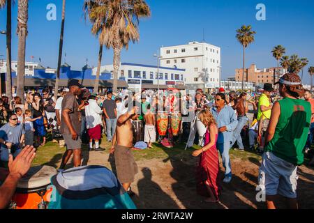 VENICE BEACH, USA, aprile 27 2008: Il notevole cerchio di tamburi non ufficiale che si riunisce a Venice Beach nei fine settimana in California, USA Foto Stock