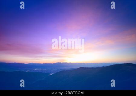 La città di Matsumoto, la catena montuosa Hotaka e altre montagne viste da Ohgahana al tramonto Foto Stock