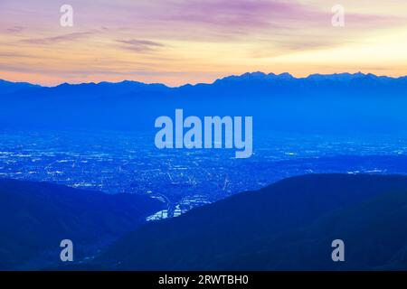 La città di Matsumoto, la catena montuosa Hotaka e altre montagne viste da Ohgahana al tramonto Foto Stock