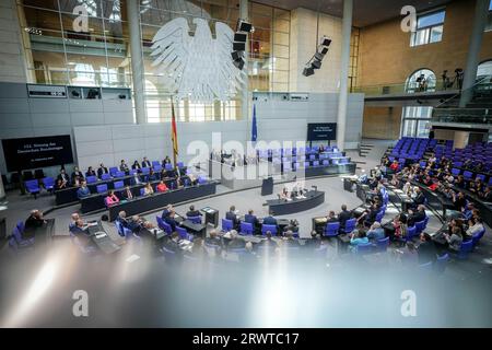 Berlino, Germania. 21 settembre 2023. I membri del Bundestag si riuniscono per la loro sessione. Il tema è la futura legge di finanziamento. Crediti: Kay Nietfeld/dpa/Alamy Live News Foto Stock